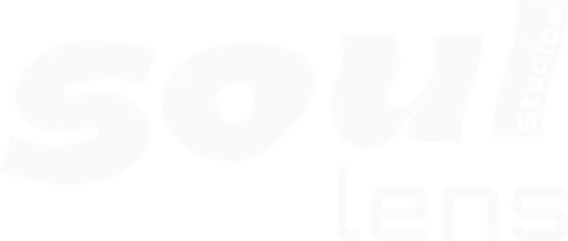 Logotipo de Soul Lens Studios en blanco.