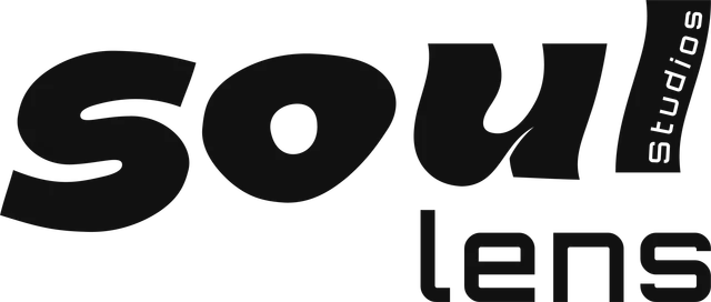 Logotipo de Soul Lens Studios en negro.